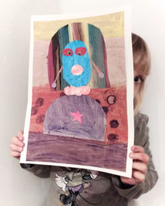 originale- collage-di -una-bambina-di- 6- anni-con -la- faccia-blu-che-rappresenta-il-suo-ritratto